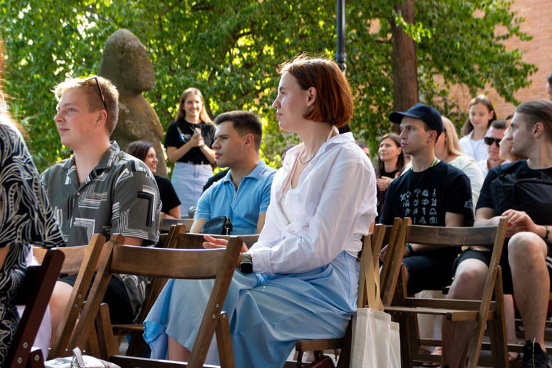 24 08 12 den molodi01