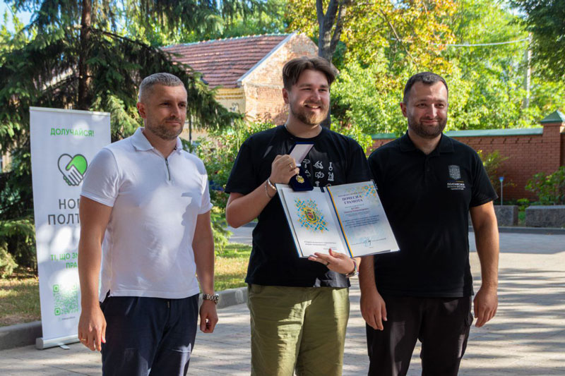 24 08 12 den molodi01