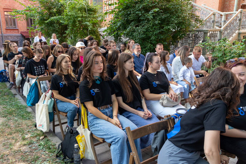 24 08 12 den molodi01